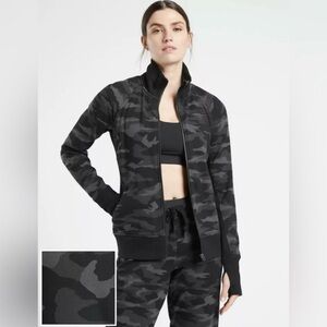 ATHLETA TRIUMPH PRINTED FULL ZIP JACKET Women’s size XS Black Camo Gym Sport